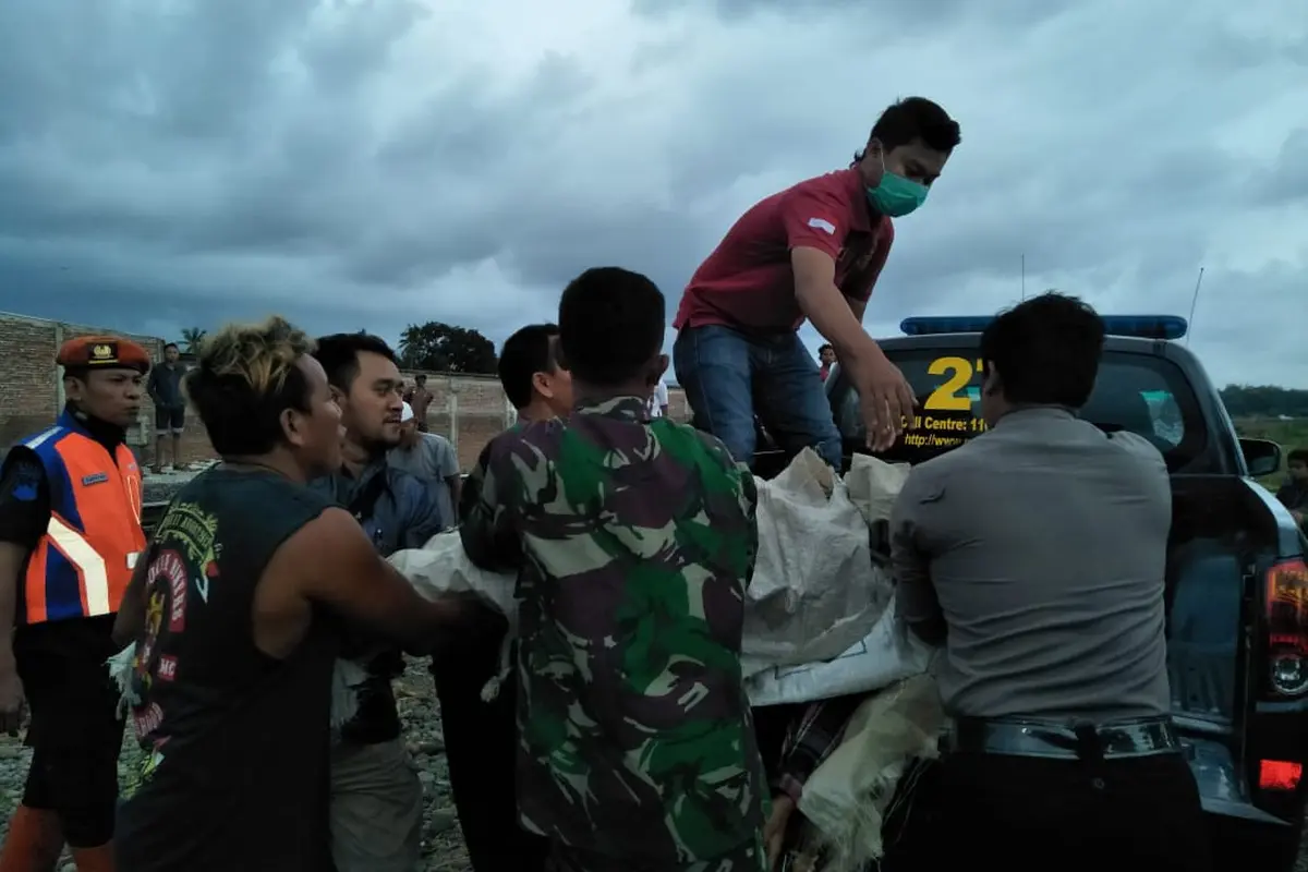 Evakuasi jenzah korban tertabrak kereta api di Kebumen, Jawa Tengah. (Foto: Liputan6.com/Muhamad Ridlo)