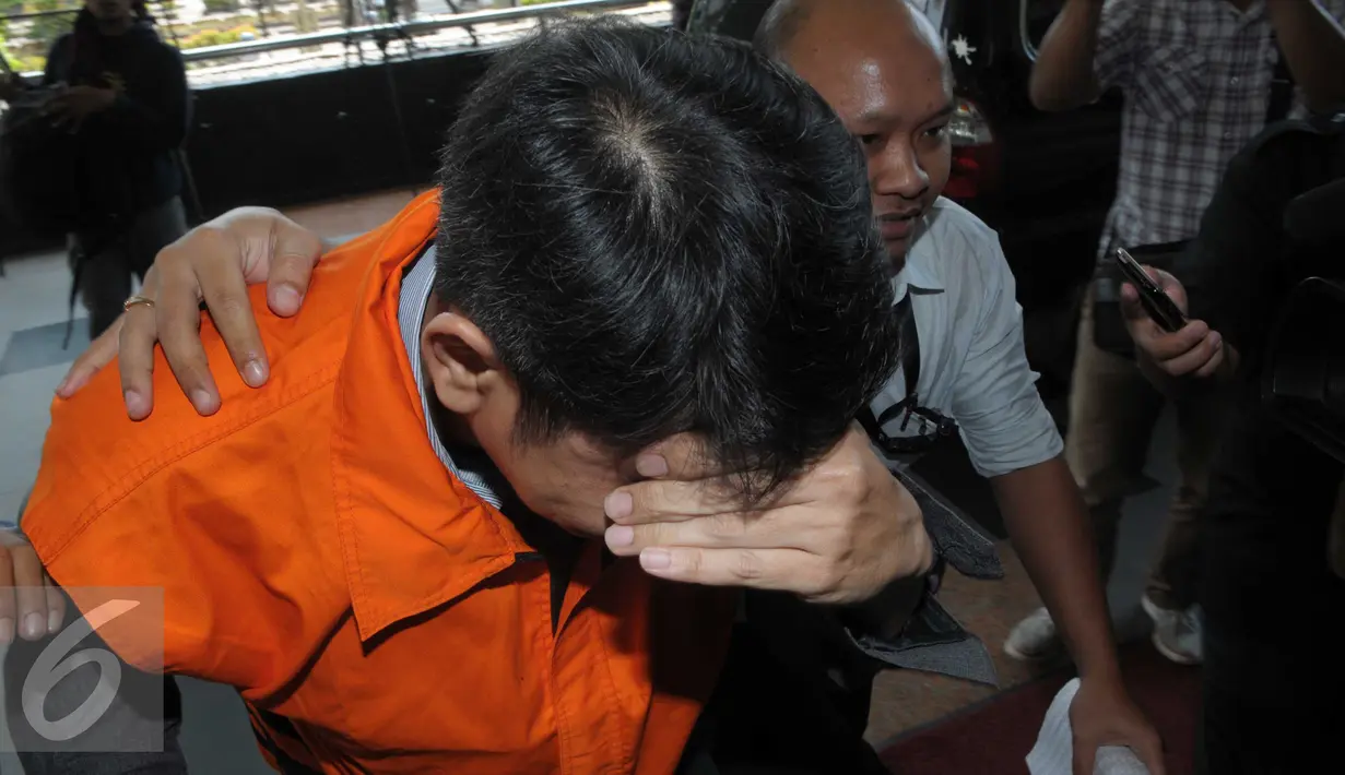 Trinanda Prihantoro dicokok KPK dalam operasi tangkap tangan Kamis pekan lalu. Trinanda diduga bertransaksi suap untuk memuluskan pembahasan Rancangan Peraturan Daerah Reklamasi Pantai DKI Jakarta, Jakarta, Sabtu (4/4). (Liputan6.com/Helmi Afandi)