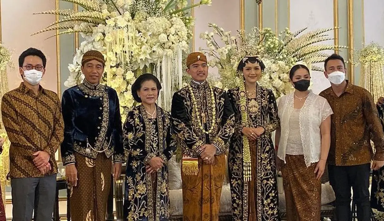 Raffi pakai kemeja batik coklat dan celana panjang, sementara Nagita pakai kebaya putih dan kain batik coklat senada.