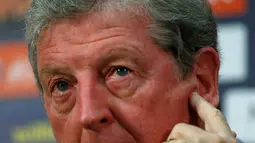 Roy Hodgson mendengarkan pertanyaan wartawan saat menggelar konferensi pers di Stadion Wembley, Inggris (16/5). Hodgson juga menyatakan dua pemain Leicester City Jamie Vardy dan Danny Drinkwater akan ikut ke piala Eropa 2016. (Reuters/Andrew Couldridge)