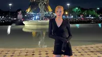 Rose Blackpink berpose anggun di depan ari mancur Champ de Mars, dengan Menara Eiffel sebagai latar belakangnya. Kecantikan pelantun "Shut Down" mengaku senang bisa kembali lagi ke Paris. (Instagram/roses_are_rosie)