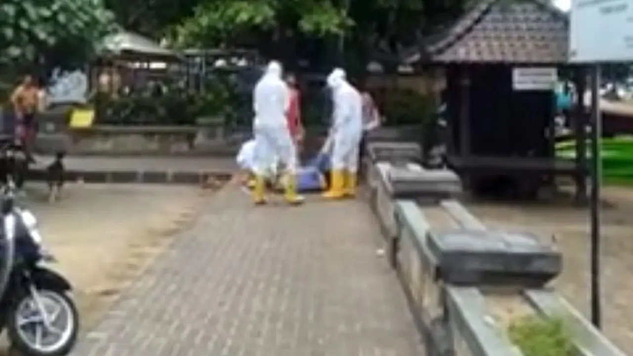 Jatuh Pingsan di Pinggir Pantai Shindu, Turis Jerman Bikin Geger