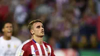 Striker Atletico Madrid Antoine Griezmann gagal mencetak gol ke gawang Real Madrid lewat eksekusi penalti dalam lanjutan La Liga Spanyol, Senin (5/10/2015). (Liputan6.com/JAVIER SORIANO / AFP)