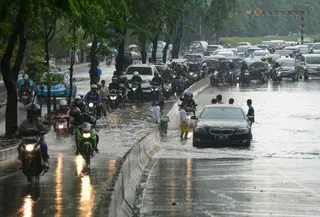 Beberapa kendaraan, baik sepeda motor maupun mobil, mogok setelah nekat menerobos banjir tersebut. &copy;2015 merdeka.com/muhammad luthfi rahman