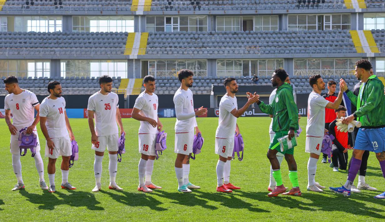 Aksi tersebut ditunjukkan para pemain timnas Iran sebagai bentuk protes dan berkabung atas tragedi kemanusiaan yang menimpa warga sipil di Iran. (AP Photo/Riza Ozel)
