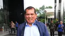 Mantan anggota DPR periode tahun 2009-2014, Chairuman Harahap tersenyum usai menjalani pemeriksaan di gedung KPK, Jakarta, Selasa (10/7). Politisi dari Partai Golkar ini diperiksa sebagai saksi untuk tersangka Markus Nari. (Merdeka.com/Dwi Narwoko)