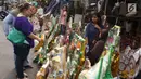 Pembeli bertanya kepada pedagang parsel di kawasan Cikini, Jakarta, Rabu (6/6). Menjelang Hari Raya Idul Fitri, penjualan parsel para pedagang dadakan tersebut meningkat hingga 50 persen. (Liputan6.com/Immanuel Antonius)