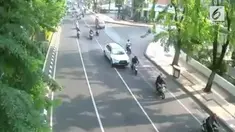 Sebuah mobil di Surabaya menabrak 3 motor yang ada di depannya.