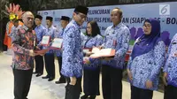 Wagub DKI Jakarta Sandiaga Uno memberi sertifikat pada guru saat peluncuran sistem SIAP BOS - BOP saat peluncurannya di Jakarta (2/5). Sistem ini menjawab kebutuhan layanan elektronik pengelolaan dana BOS dan BOP di sekolah. (Liputan6.com/Arya Manggala)