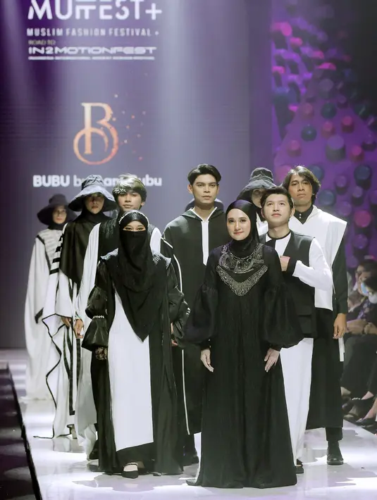 Busana wanita dan pria yang diperkenalkan Ranti Bubu cukup mewakili masyarakat muslim Indonesia. “Secara sudut pandang syari sudah aman lolos, kalau sudut pandang wanita iya. Semoga Allah meridhoi,” ujar Ustadz Koh Dennis Slim. [Foto: Bambang E. Ros/Fimela.com]