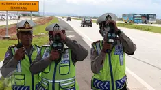 Polisi gunakan alat pendeteksi laju kendaraan di ruas tol Cikampek-Palimanan KM.165, Majalengka, (14/12). Polda Jabar bekerjasama dengan PT Lintas Marga Sedaya (LMS) melakukan berbagai langkah penegakan hukum. (Liputan6.com/Angga Yuniar)