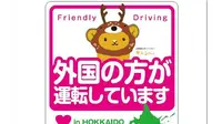Pemerintah Hokkaido, menyediakan stiker khusus bagi mobil yang disewa wisatawan asing. 
