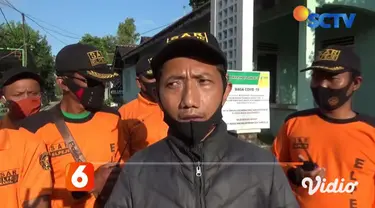 Kondisi puncak Gunung Lawu diselimuti awan tebal mirip topi yang terlihat dari Desa Widorokandang, Kecamatan Sidorejo, Kabupaten Magetan, Jawa Timur, warga memanfaatkan fenomena tersebut untuk berswafoto.