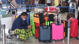 Jemaah umrah asal Indonesia saat berada di bandara Soekarno Hatta, Tangerang, Minggu (1/11/2020). Pemerintah Arab Saudi kembali menerima kedatangan jemaah umrah dari luar negaranya, termasuk Indonesia per 1 November. (Liputan6.com/Angga Yuniar)