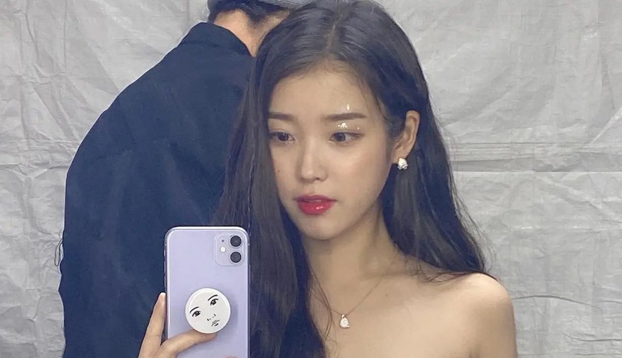 Melalui akun Instagram, wanita dengan nama lengkap Lee Ji Eun ini terbilang aktif mengunggah berbagai kegiatannya. Bahkan, momen saat dirinya tengah melakukan makeup sebelum tampil di atas panggung atau syuting juga tak lupa diabadikan. (Liputan6.com/IG/@dlwlrma)