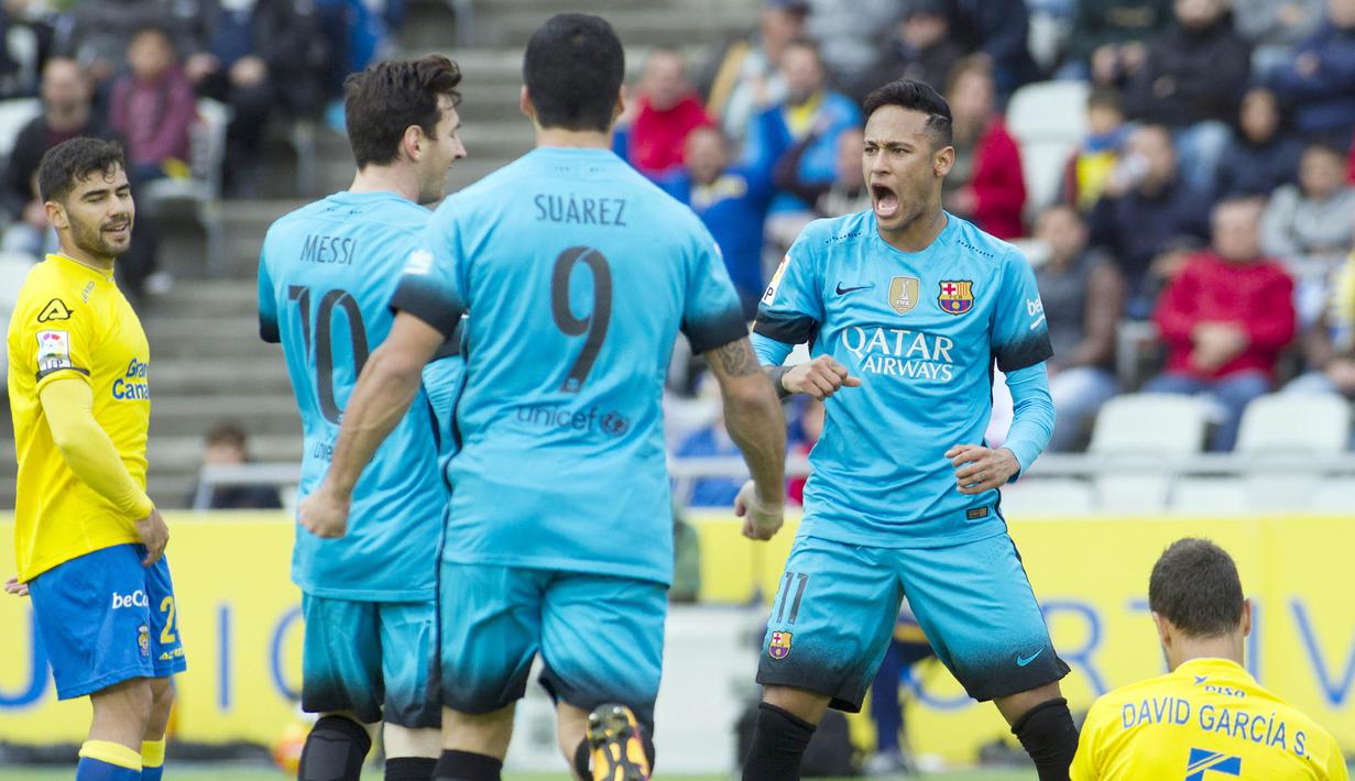 Striker Barcelona, Neymar Jr, bersama Lionel Messi dan Luis Suarez merayakan gol yang dicetaknya ke gawang Las Palmas pada laga La Liga Spanyol di Stadion Gran Canaria, Las Palmas, Sabtu, (20/2/2016). (AFP/Jalme Reina)