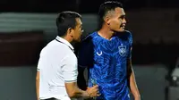 Pelatih PSIS, Jafri Sastra (kiri), dan Safrudin Tahar saat melawan Kalteng Putra di Piala Presiden 2019. (Bola.com/Vincentius Atmaja)