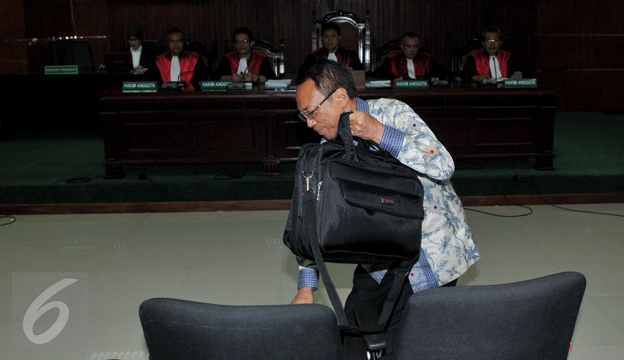 Mantan Menteri ESDM Jero Wacik membawa tas saat mengikuti sidang dengan agenda pembacaan putusan sela di Pengadilan Tipikor, Jakarta, Selasa (6/10/2015). Pada sidang tersebut Majelis hakim menolak nota keberatan Jero Wacik. (Liputan6.com/Andrian M Tunay)