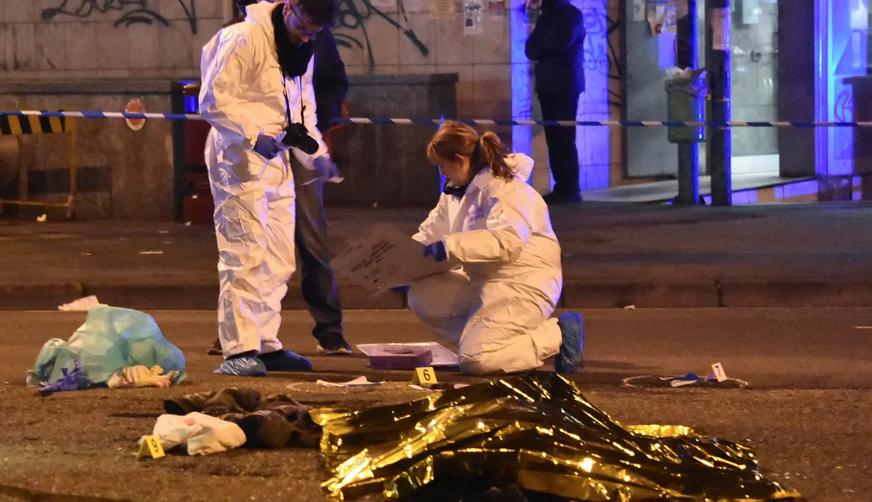 Petugas kepolisian memeriksa lokasi tewasnya terduga pelaku teror Berlin, Anis Amri di Kota Milan, Italia, Jumat (23/12). Pelaku diduga adalah orang yang menabrakkan truk ke sebuah pasar Natal di Berlin, Jerman. (REUTERS/Stringer)