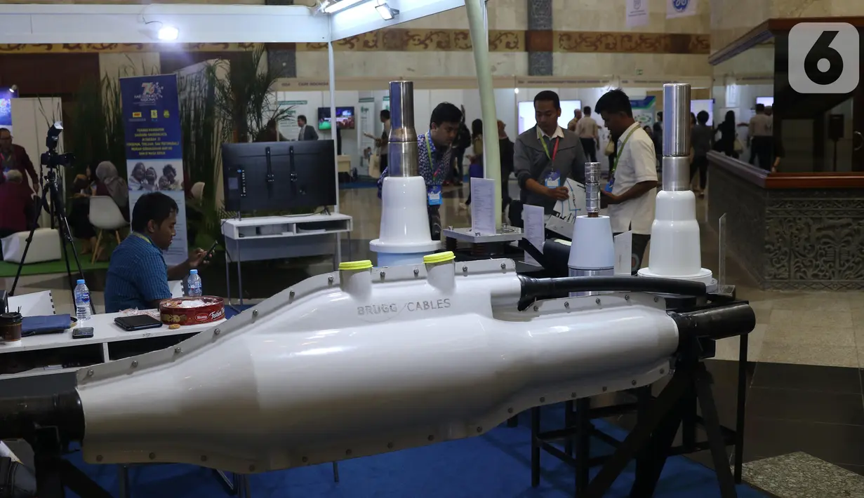 Pengunjung melihat pameran pada Hari Listrik Nasional di JCC, Jakarta, Rabu (9/10/2019). HLN ke-74 mengusung tema "Keberlanjutan Sektor Ketenagalistrikan dalam Menghadapi Era industri 4.0". (Liputan6.com/Angga Yuniar)