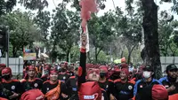 Massa buruh yang tergabung dalam Konfederensi Serikat Pekerja Indonesia (KSPI)  saat menggelar aksi menuntut kenaikan upah minimum provinsi (UMP) di Balai Kota DKI, Jakarta, Kamis (10/11/2022). Dalam aksinya, massa buruh juga menolak omnibus law UU Cipta Kerja, dan PHK dengan ancaman resesi global. (merdeka.com/Iqbal S Nugroho)