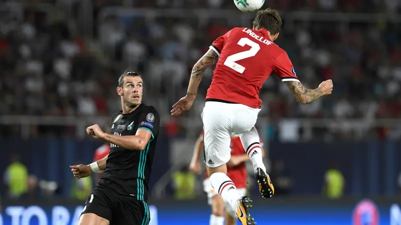 Bek anyar Manchester United, Victor Lindelof (kanan), menghalau bola pada laga Piala Super Eropa melawan Real Madrid, Selasa (8/8/2017). (AFP/Nikolay Doychinov)