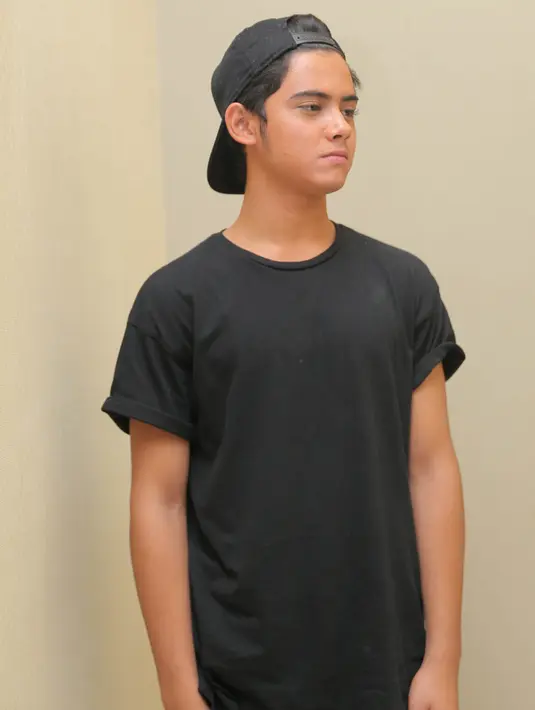 Saat sedang berpuasa tahun ini, anak kedua pasangan Syarief Alkhatiri dan Tengku Resi Revado itu sedang disibukkan dengan kegiatan syuting. Ia mengaku bukan lantaran honor tawaran itu terima. (Andy Masela/Bintang.com)