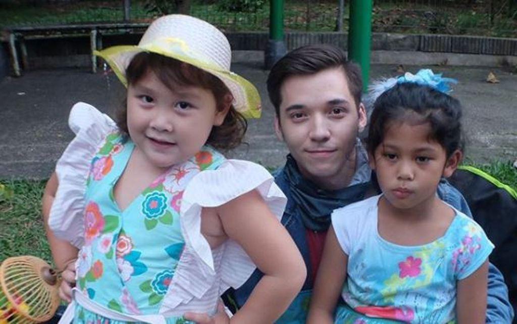 Stefan William dan kedua buah hatinya, Jemima serta Eleeya [foto: instagram.com/jelley.sc]