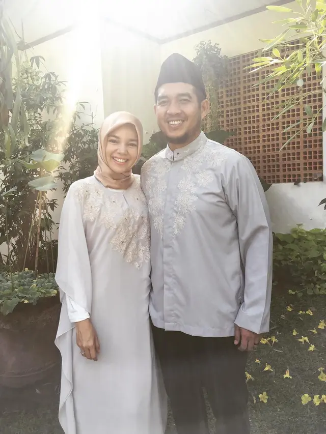 [Bintang] Jauh dari Gosip, Ini 8 Foto Romantis Dewi Sandra dan Agus Rahman