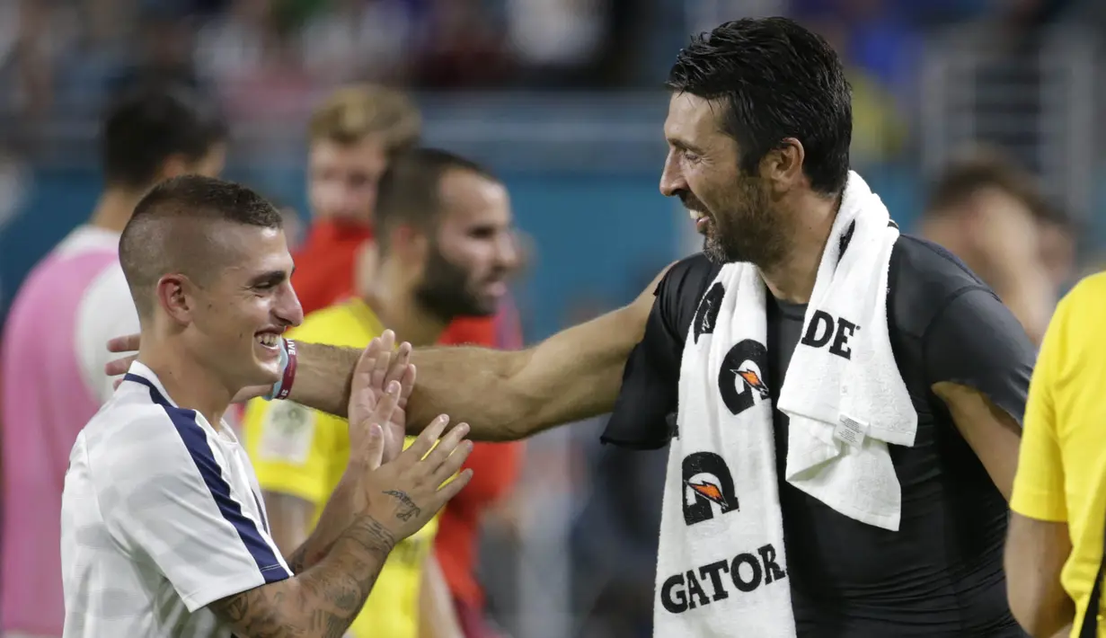 Kiper Juventus, Gianluigi Buffon, bercanda dengan gelandang Paris St Germain, Marco Verratti, usai laga ICC di Stadion Hard Rock, Florida, Rabu (26/7/2017). Juventus menang 3-2 atas PSG. (AP/Lynne Sladky)