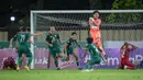 Kiper Persebaya Surabaya, Ernando Ari melakukan selebrasi bersama rekannya setelah berhasil menghalau bola tendangan penalti dari pemain Arema FC, Rizky Dwi Febrianto pada laga lanjutan pekan ke-33 BRI Liga 1 2022/2023 di Stadion PTIK, Jakarta, Selasa (11/04/2023). (Bola.com/Bagaskara Lazuardi)