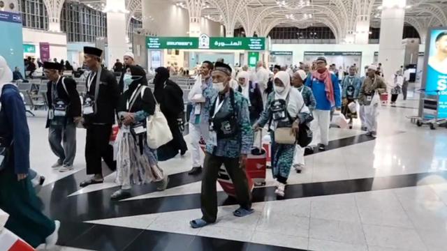Kedatangan jemaah haji kuota tambahan yang tergabung dalam Kloter SOC-99 di Bandara Madinah.