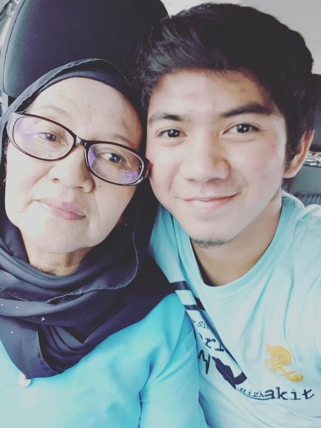 6 Potret Kebersamaan Rizki D’Academy dan Ibundanya, Penuh Kehangatan