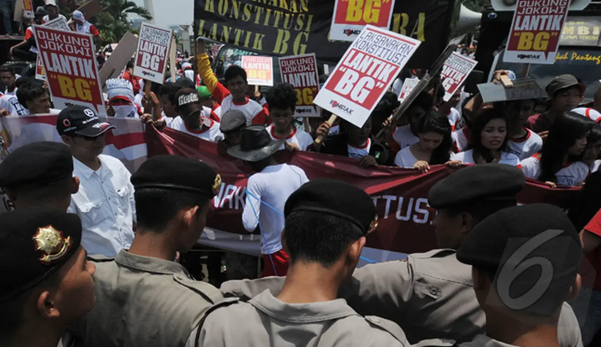 Pihak kepolisian berjaga-jaga di sekitar lokasi tempat aksi massa mendukung Jokowi untuk melantik Budi Gunawan menjadi Kapolri, Jakarta, Senin (16/2/2015). (Liputan6.com/Herman Zakharia)