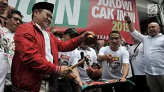 Ketua Umum Partai Kebangkitan Bangsa (PKB) Muhaimin Iskandar memecahkan kendi saat secara simbolis meresmikan Relawan JOIN di Jakarta, Selasa (10/4). JOIN sendiri merupakan akronim dari Jokowi dan Muhaimin. (Merdeka.com/Iqbal S Nugroho)