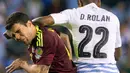 Penyerang Uruguay, Diego Rolan (kanan) berebut bola udara dengan gelandang Venezuela,  Alexander Gonzalez pada Copa America  Centenario 2016 di Lincoln Financial Field, AS (10/6). Venezuela menang atas Uruguay 1-0. (Bill Streicher-USA TODAY Sports)