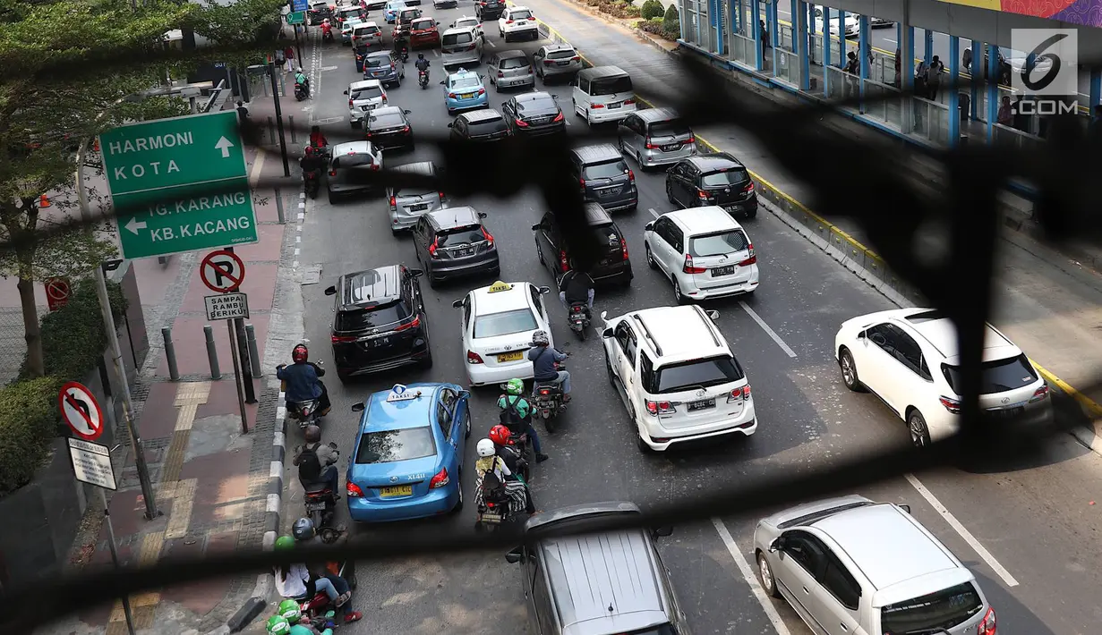 Kendaraan melintas di Jalan Jenderal Sudirman, Jakarta, Minggu (14/10). Terkait usulan ganjil genap diterapkan permanen, Kepala BPTJ Bambang Prihantono mengatakan pihaknya akan menunggu evaluasi pada akhir Desember nanti. (Liputan6.com/Immanuel Antonius)
