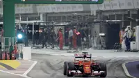 Pebalap Ferrari, Sebastian Vettel, memacu mobilnya di sirkuit jalan raya Marina Bay, pada balapan malam GP Singapura, Minggu (20/9/2015). (Reuters/Tim Chong)