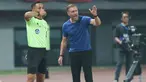 Persija Jakarta kembali menuai hasil negatif pada laga pekan ke-16 BRI Liga 1 2023/2024. Menjamu RANS Nusantara FC di Stadion Patriot Candrabhaga, Macan Kemayoran tumbang 1-2 dengan diwarnai keputusan kontroversial wasit yang tak mensahkan gol kedua Persija lewat Witan Sulaeman pada masa injury time babak kedua. Persija sempat bemain dengan 10 pemain sejak menit ke-75 setelah Rikzy Ridho diusir wasit akibat akumulasi dua kartu kuning. (Bola.com/Abdul Aziz)