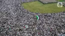 Ribuan massa menggelar salat subuh dan aksi solidaritas mendoakan Palestina yang masih digempur Israel. (Liputan6.com/Angga Yuniar)