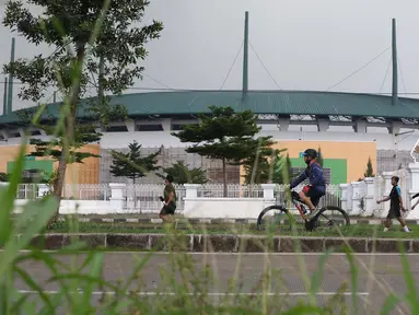 Warga berolahraga dengan bersepeda dan berlari kecil di area ring road Stadion Pakansari, Kabupaten Bogor, Jawa Barat, Selasa (3/11/2020). Menjaga kebugaran tubuh dengan berolahraga diyakini mampu meningkatkan imunitas dan mencegah sakit. (Liputan6.com/Helmi Fithriansyah)