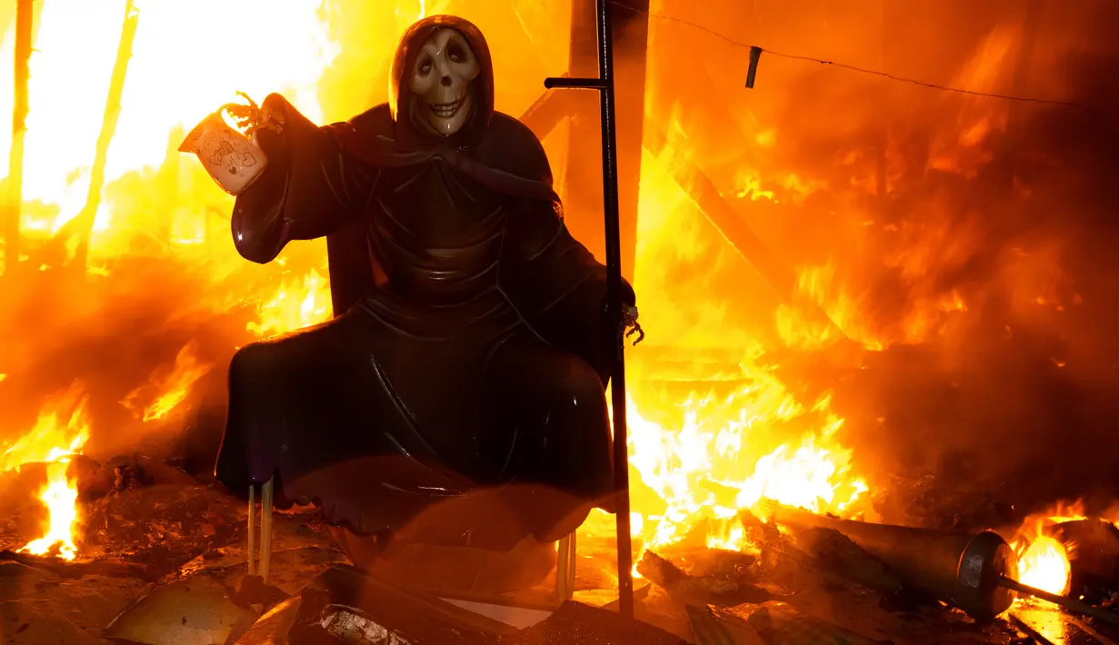 Ninot, boneka berukuran kecil, dibakar pada malam terakhir Festival Fallas di Valencia, Spanyol, Selasa (19/3). Las Fallas adalah festival budaya yang diselenggarakan oleh warga Valencia pada 15 sampai 19 Maret setiap tahunnya. (JOSE JORDAN / AFP)