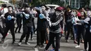 Aksi pantomim bersama saat memperingati World Mime Day 2017 di CFD, Jakarta, Minggu (19/3). Kegiatan ini diinisiasi oleh beberapa seniman dan komunitas pantomime di seluruh Indonesia. (Liputan6.com/Angga Yuniar)