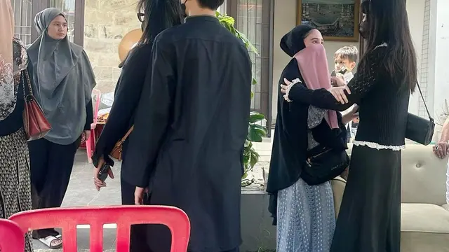 Ahmad Dhani melayat ke rumah duka Tissa Biani (Instagram/mulanjameela1)