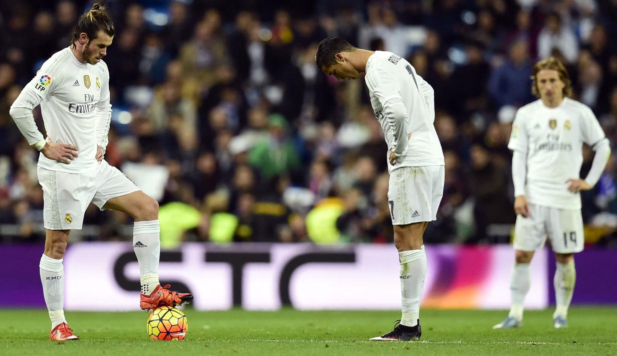 Real Madrid kalah 0-4 dari Barcelona. Kekalahan dalam laga Liga Spanyol musim 2015/2016 yang digelar di Santiago Bernabeu, 21 November 2015 ini adalah yang pertama dan memutus rentetan 23 laga tak terkalahkan Cristiano Ronaldo bersama Real Madrid di musim 2015/2016. (AFP/Javier Soriano)