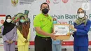 Direktur Utama Bank BTN Haru Koesmahargyo menyerahkan paket buah kepada tenaga kesehatan (Nakes) dalam acara Gelar Buah Nusantara (GBN) di Rumah Sakit Persahabatan Jakarta, Selasa (10/8/2021). Bank BTN memberikan 1.000 paket buah untuk nakes di Jakarta. (Liputan6.com/HO/BTN)