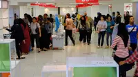 Para pengunjung saat berburu diskon besar-besaran di Lotus Department Store, Jl Thamrin, Jakarta, Rabu (25/10). Diskon tersebut untuk mengakhiri beroperasinya Lotus akhir bulan ini. (Liputan6.com/Angga Yuniar)