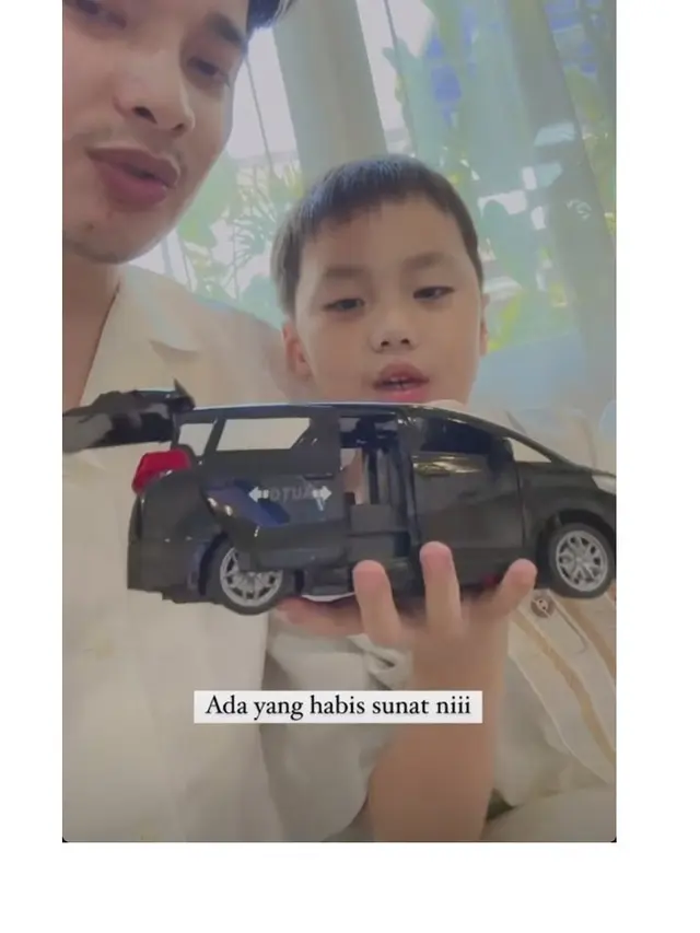 8 Momen Yusuf Putra Larissa Chou Disunat, Alvin Faiz dan Istri Datang Menjenguk