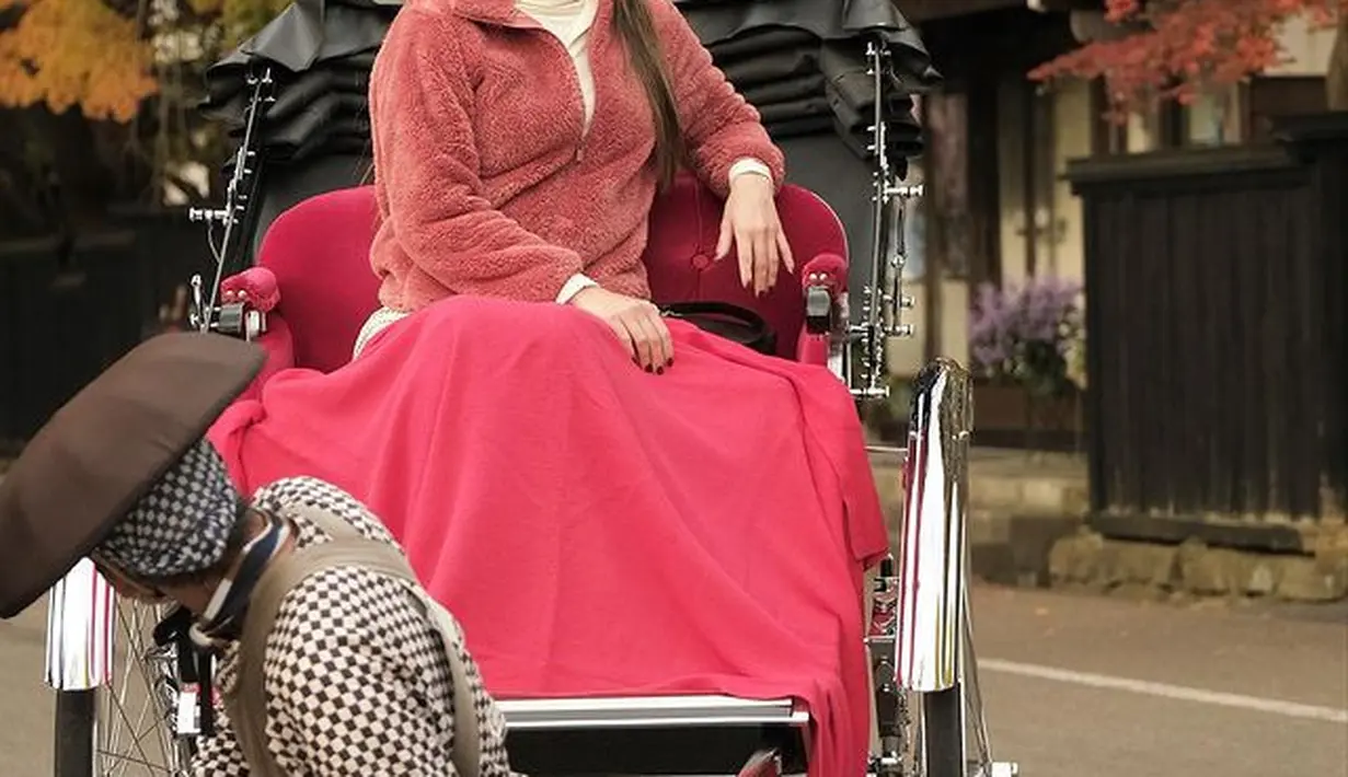 Melengkapi penampilannya yang melokal, Luna Maya menjinjing tas dari Prada. Adalah Prada Symbole Leather and Fabric Mini Bag dengan warna hijau hitam yang menjadi koleksi terbaru Prada. Diperkirakan tas mini ini seharga Rp68jutaan. [instagram/lunamaya]