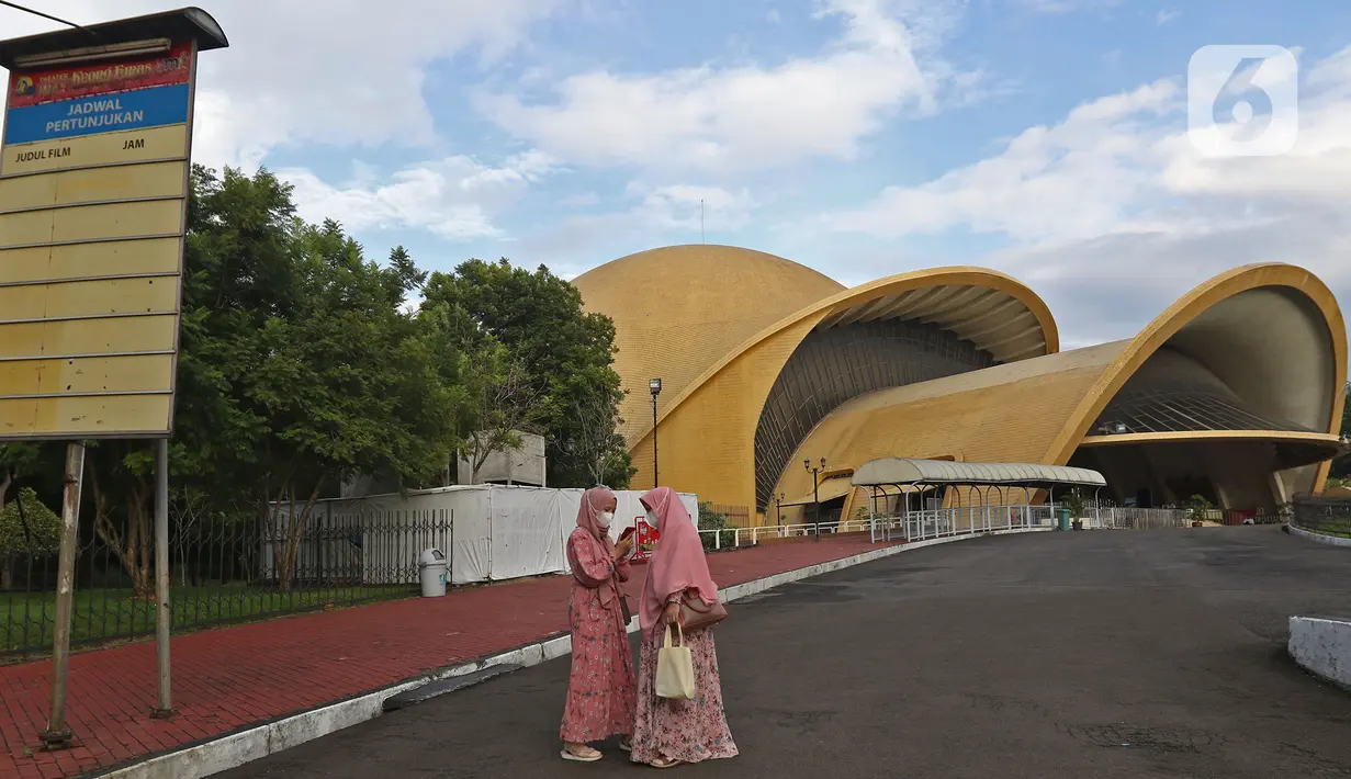 Pengunjung sedang berada di Keong Mmas, Taman Mini Indonesia Indah (TMII), Jakarta, Rabu (7/4/2021). Kementerian Sekretariat Negara secara resmi mengambil alih pengelolaan dan pemanfaatan TMII dari Yayasan Harapan Kita yang sudah dikelolanya hampir 44 tahun. (Liputan6.com/Herman Zakharia)